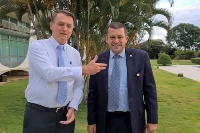 Max Guilherme Machado de Moura ao lado de Jair Bolsonaro (PL)