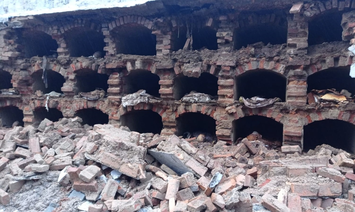 Muro de cemitério desabou e deixou parte interna exposta