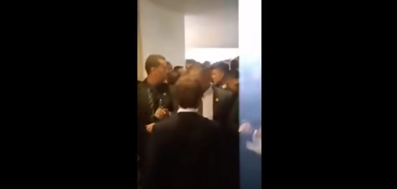 No vídeo, é possível ver o momento depois da agressão, já que no tumulto não foi possível registrar imagens.