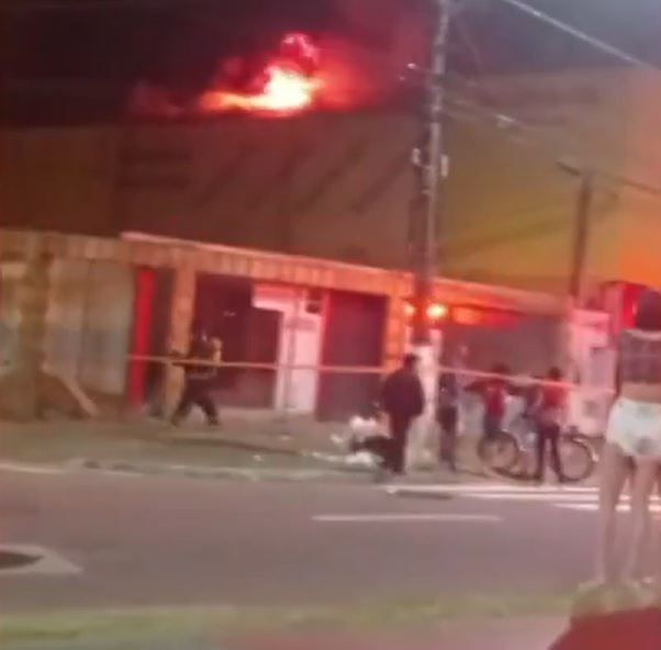 Incêndio de grandes proporções atingiu loja em Praia Grande