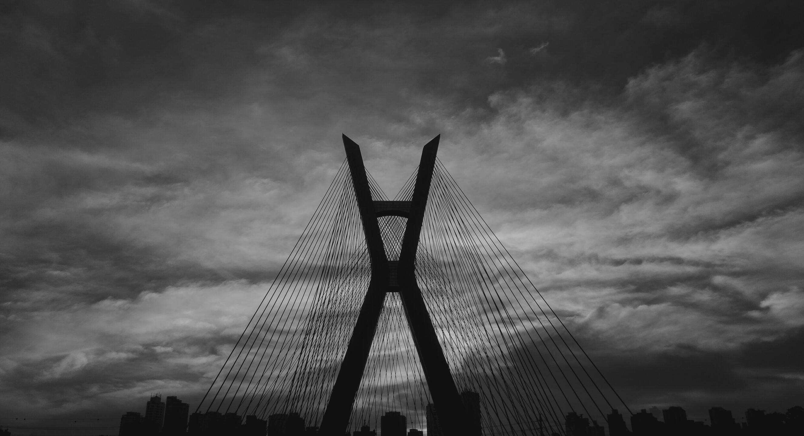 Em São Paulo, chuva leve caiu na cidade na noite de sexta (12). Segundo o CGE (Centro de Gerenciamento de Emergências Climáticas na Prefeitura de São Paulo), não houve registro significativo de chuvas na durante a madrugada