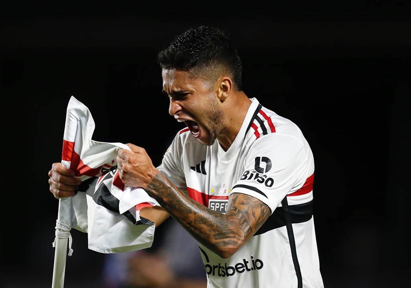 Nestor fez golaço contra o Vasco