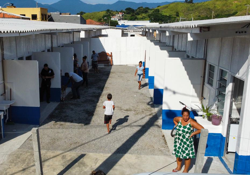 As moradias provisórias com 18 m2 de área útil foram edificadas com painéis de madeira