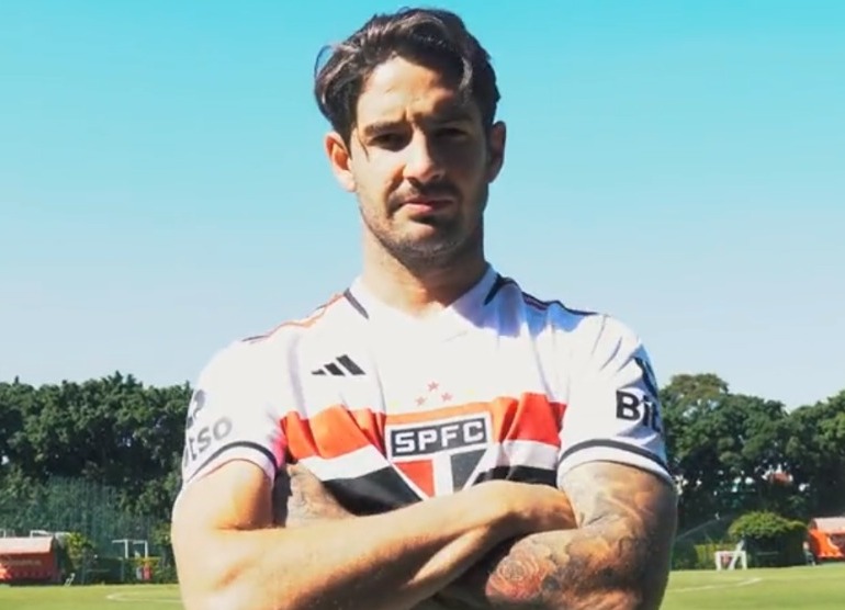 O São Paulo anunciou o retorno do atacante Alexandre Pato, de 33 anos