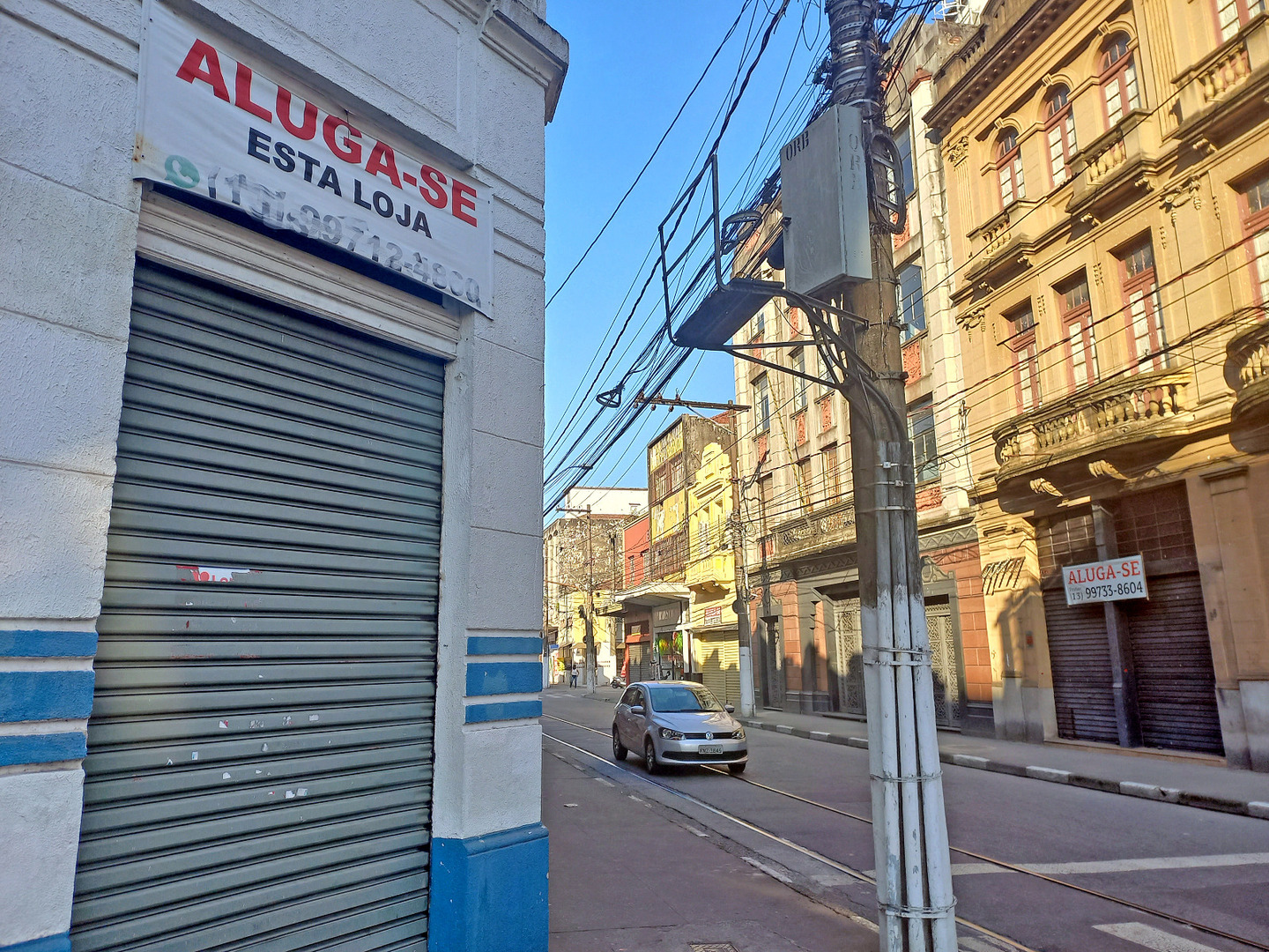 As principais ruas do Centro de Santos têm placas para locação de imóveis comerciais