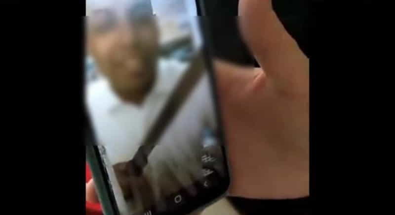 Em um vídeo, que viralizou nas redes sociais, o homem, exibindo um facão, pergunta se a ex-mulher conhece o filme do 'Jason'.