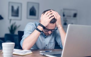 78% dos trabalhadores solteiros relataram sentir tristeza em sua rotina diária