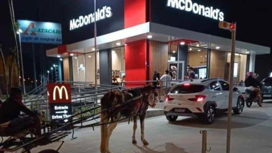 Homem vai ao MC Donald's de charrete.