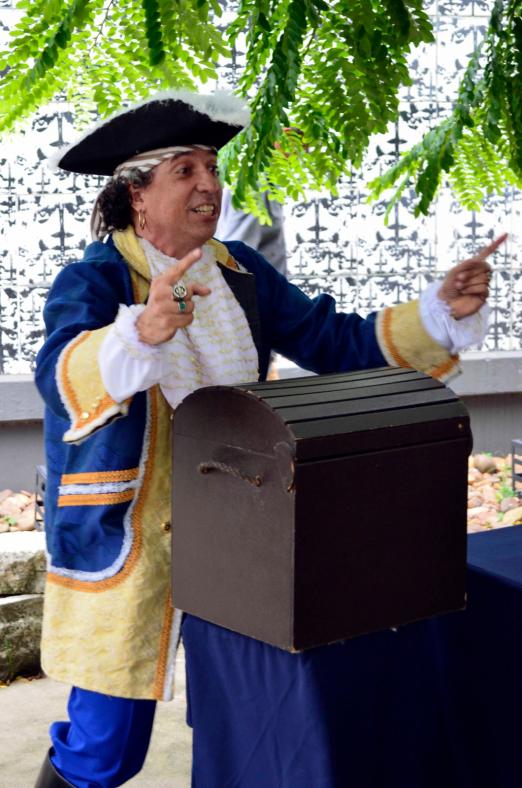 Beto Vieira diverte o público contando a história da formação do povoado