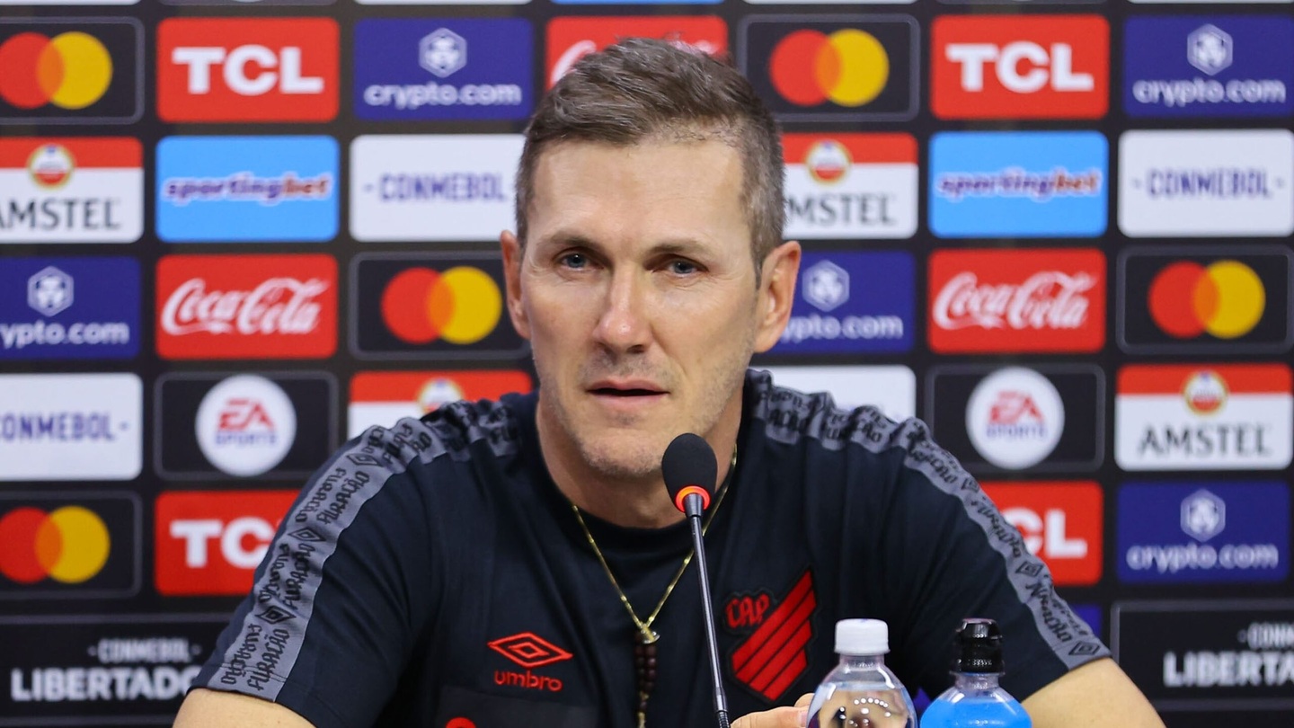 A troca de Odair Hellmann por Paulo Turra esfriou ou encerrou algumas negociações do Santos por reforços. Turra reavaliou vários jogadores e recusou alguns que estavam encaminhados.