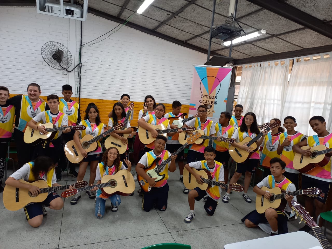 Iniciada em 14 de abril, aulas de violão e guitarra transformam vida de alunos da UE Lúcio Martins (Vila Margarida)