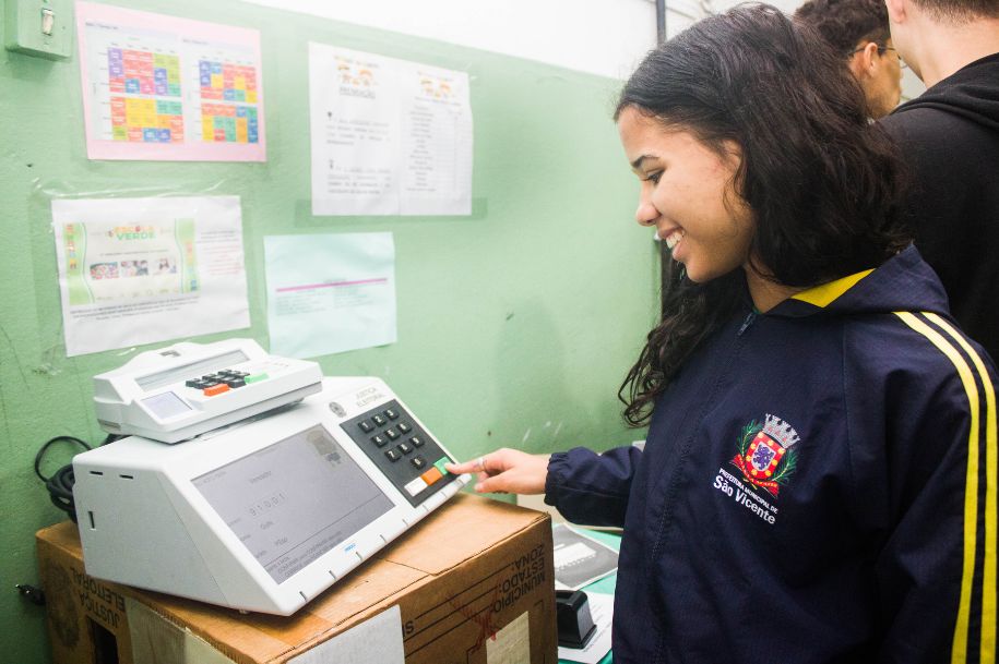 Ao final, todos tiveram a oportunidade de conhecer uma urna eletrônica de perto