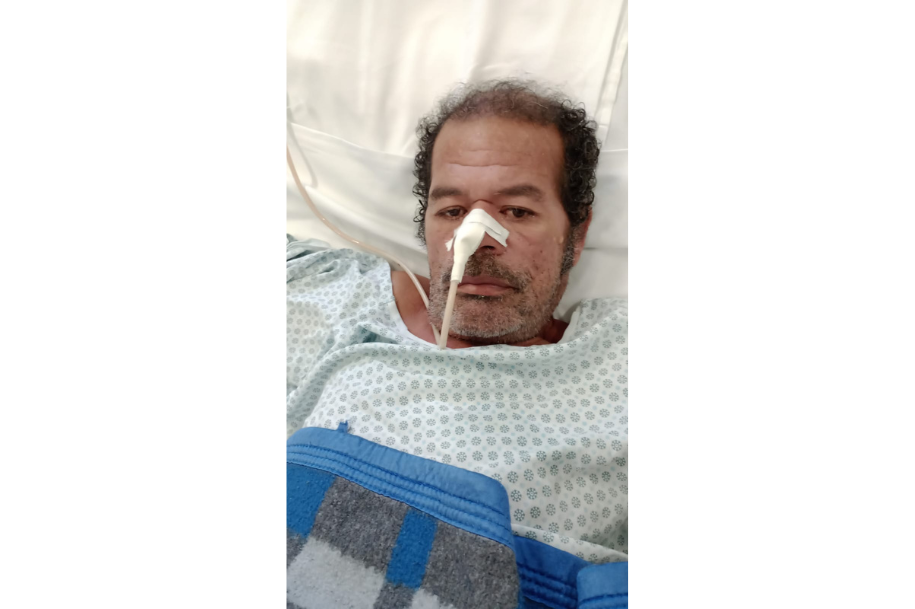 O paciente não está verbalizando, não possui tatuagens ou marcas, somente um sinal do lado esquerdo do rosto