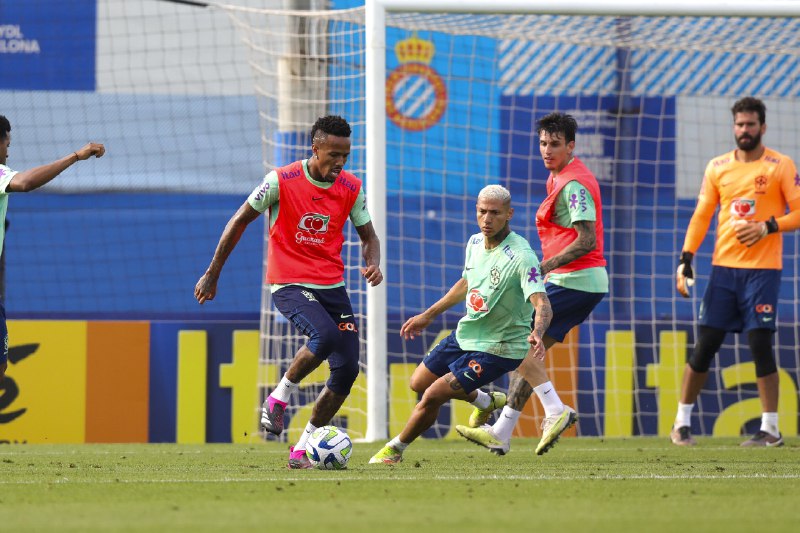 A atividade começou sob chuva e contou com a participação de 21 jogadores e esboço do time titular do técnico interino Ramon Menezes