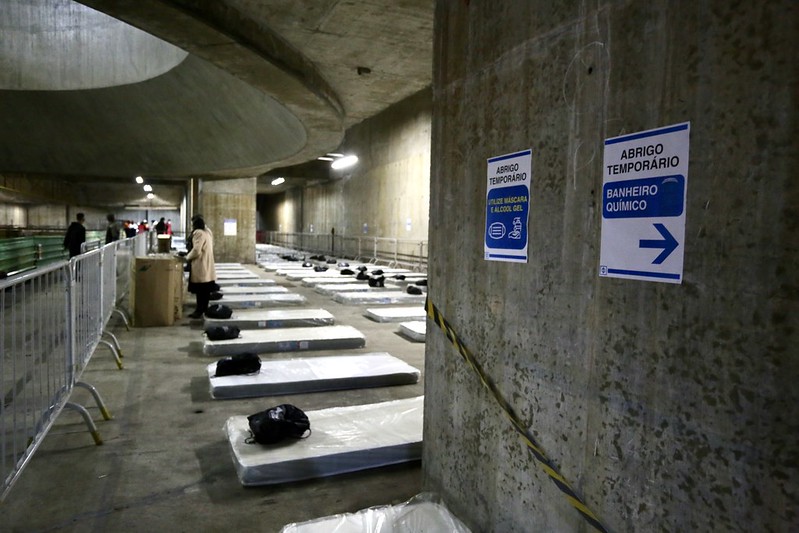 O Fundo Social de São Paulo também disponibilizará peças de roupas de inverno , além de pares de meia e sacos de dormir