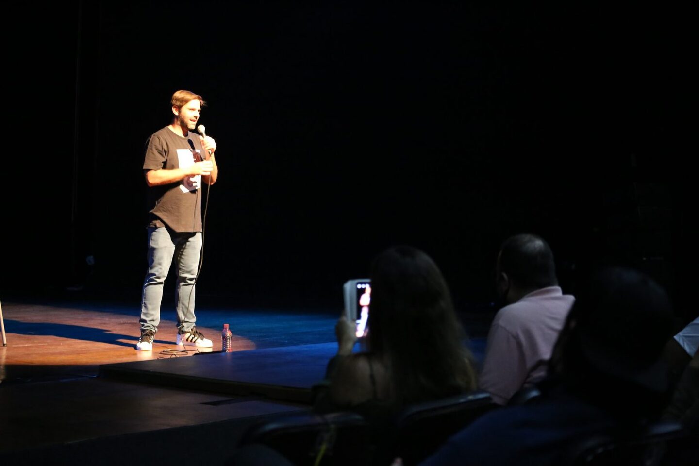 O stand-up comedy "Muita Treta", do premiado humorista Fábio Rabin, acontece no domingo (11), às 19 horas