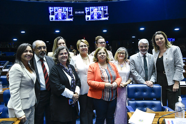 Ministra Cida Gonçalves comemora com as senadoras a aprovação do projeto em plenário