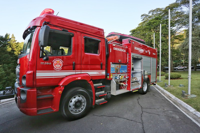A época mais seca do ano, que vai até o mês de outubro, facilita a propagação do fogo especialmente em regiões de mata