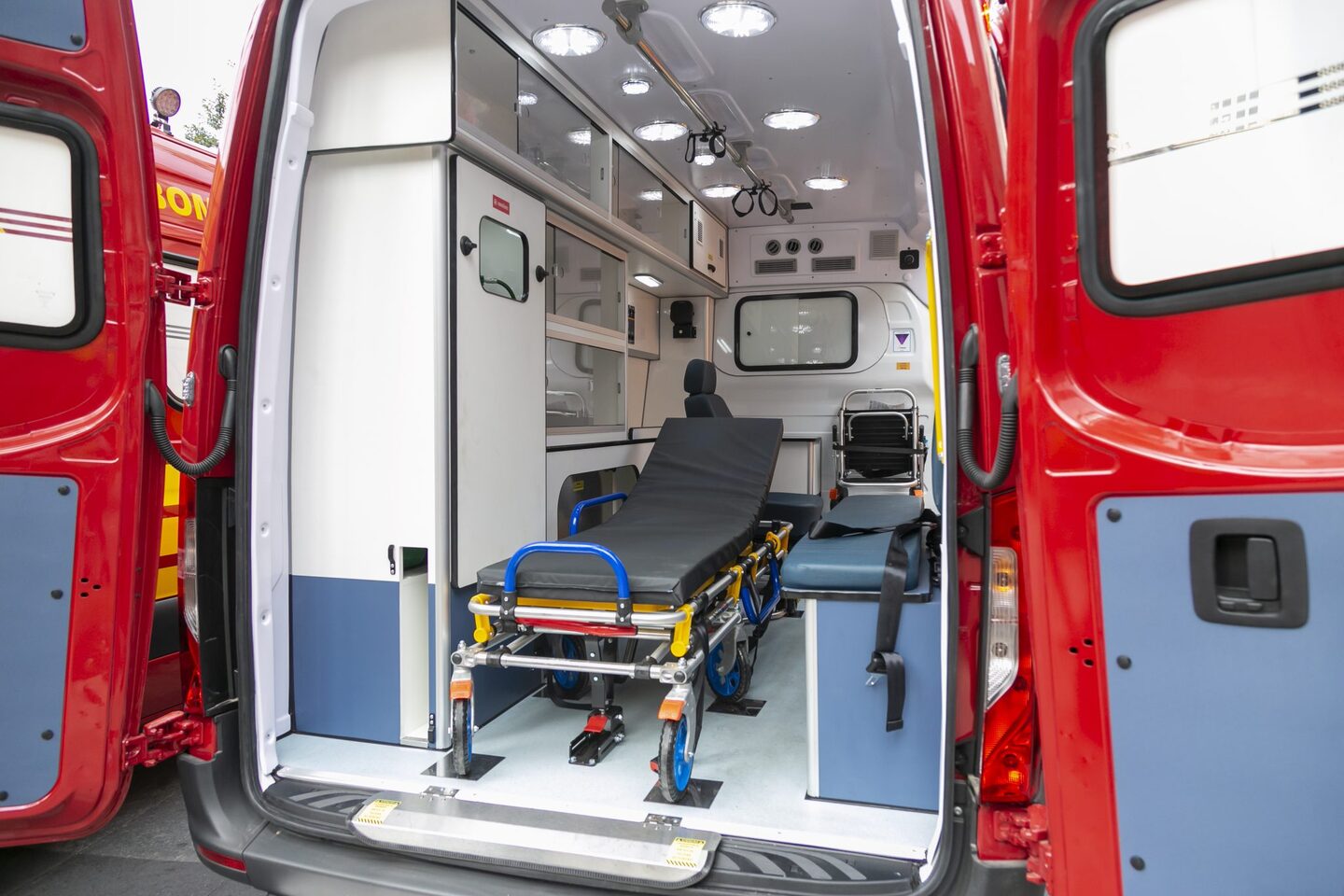 As novas viaturas são da marca Mercedes-Benz, modelo Sprinter Furgão 417