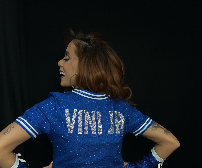 Anitta antes da apresentação na final da Champions