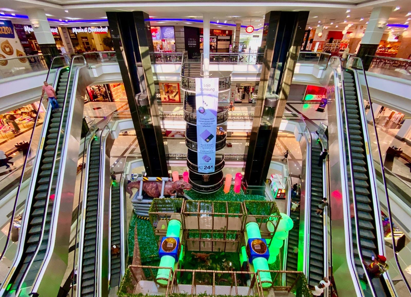 Inaugurado em 2007, o Brisamar Shopping é o primeiro e único grande shopping de São Vicente, onde circulam aproximadamente 800 mil pessoas por mês