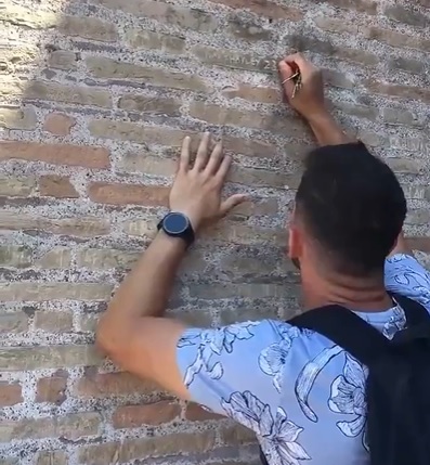 Homem vandaliza Coliseu, de Roma, na Itália