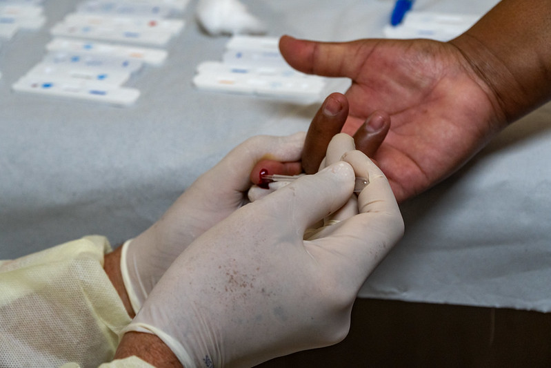 Entre os serviços oferecidos estão: multivacinação, entrega de medicamentos, auriculoterapia, testes rápidos de ISTs e etc.