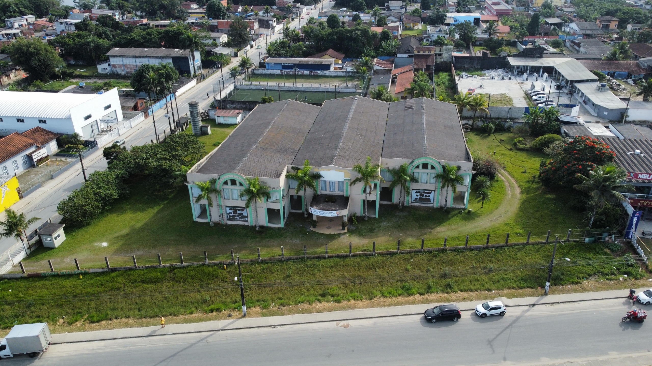 A estrutura que pertencia à loja de móveis Serramar foi comprada pela Prefeitura