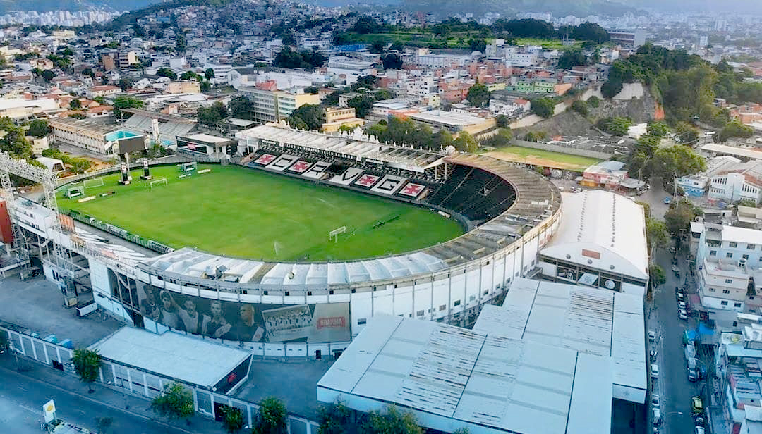 Torcedores jogaram sinalizadores no gramado e houve tentativa de invasão, mas os autores da iniciativa não conseguiram acessar o campo