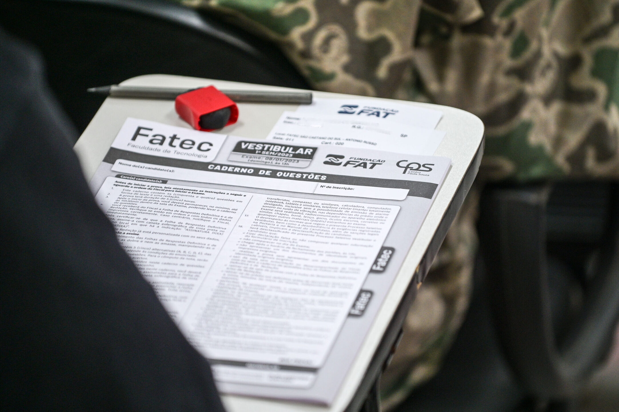 A carga horária é variada: 4h, 08h, 12h ou 16h, todos com  idade mínima para participar de 16 anos