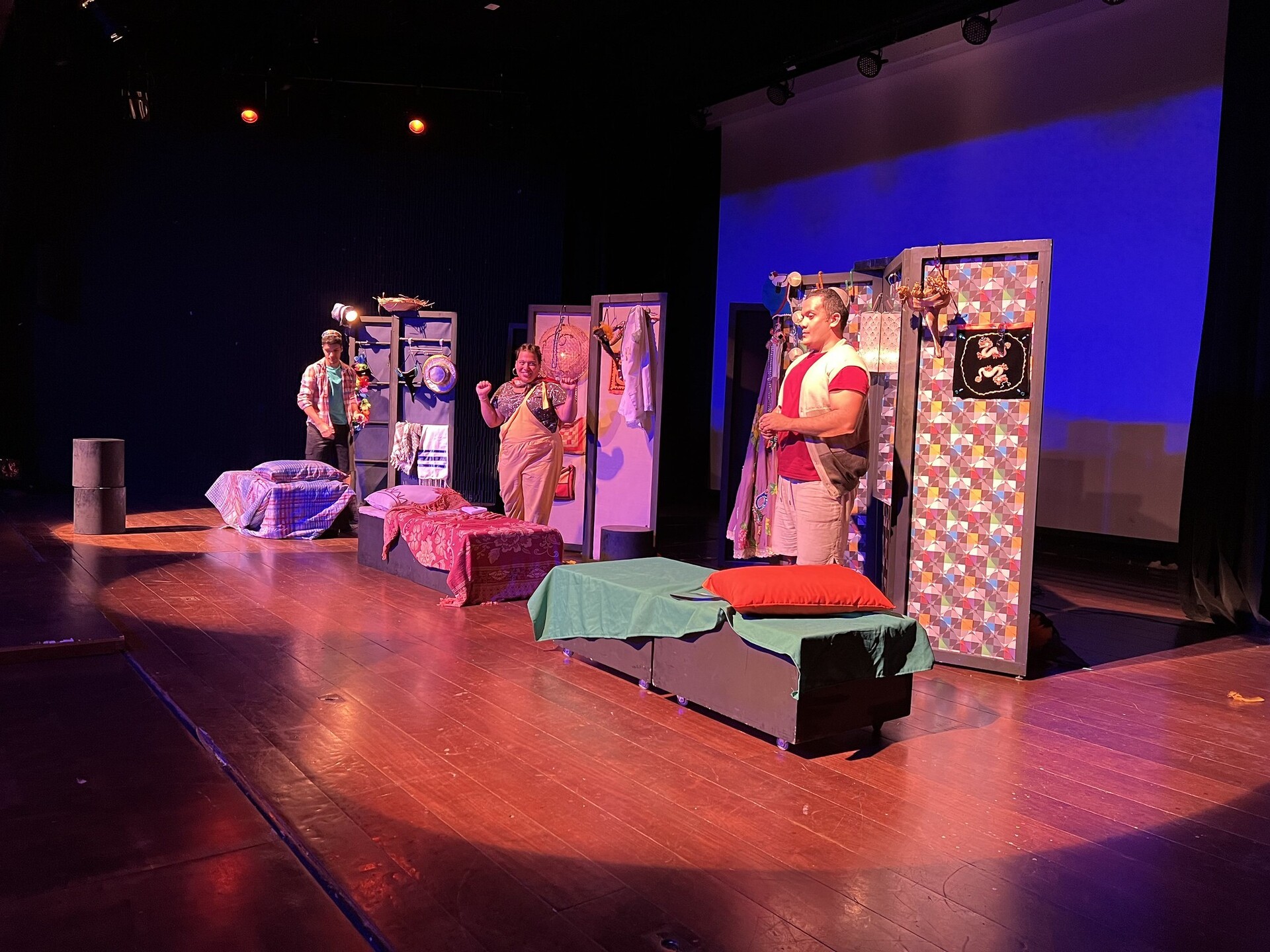 As peças vencedoras serão apresentadas gratuitamente e a curadoria será efetuada por uma banca especializada