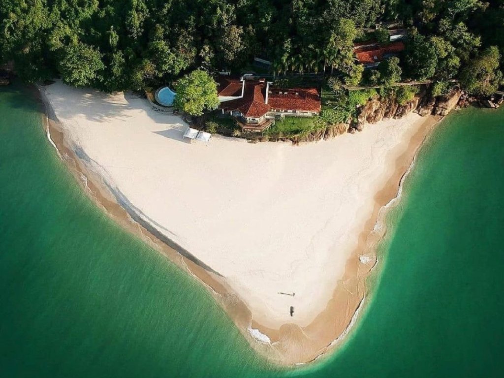 A paradisíaca Ilha dos Porcos, também conhecida como Ilha da Almada, situada em frente à Praia do Engenho, no litoral norte de São Paulo, voltará a ser leiloada