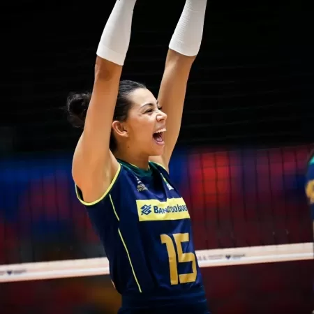 Ana Carolina, central da seleção feminina de vôlei, comemora vitória contra a Holanda na Liga das Nações