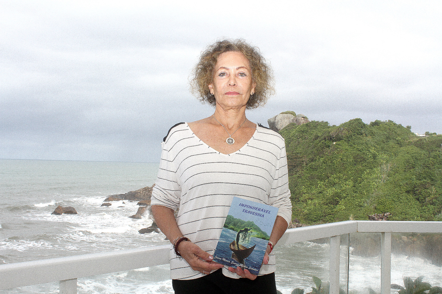 Joana lança o segundo livro com relatos, crônicas, contos e poesias, sobre a sua trajetória por diversos países