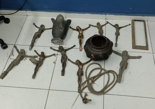 Acusado de furto fugiu deixando as peças perto de um ponto de ônibus.