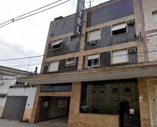 Homem cai em armadilha em Santos