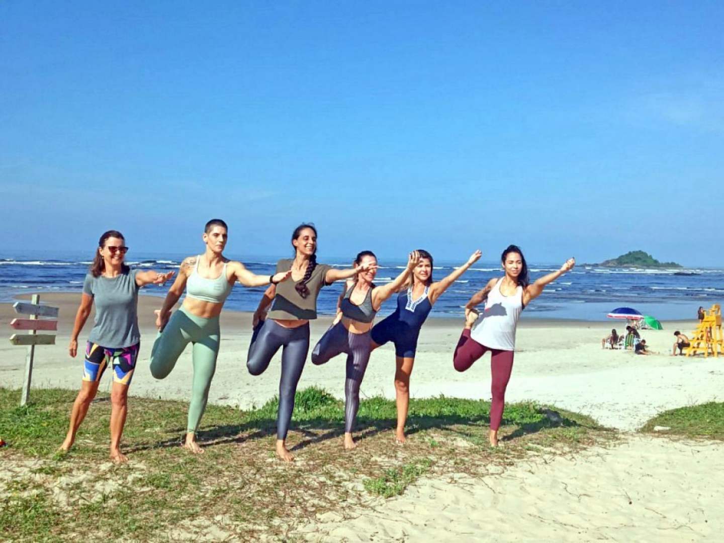 Alunos se sentem mais inspirados ao fazer as aulas abertas à beira mar, na praia do centro, em Itanhaém
