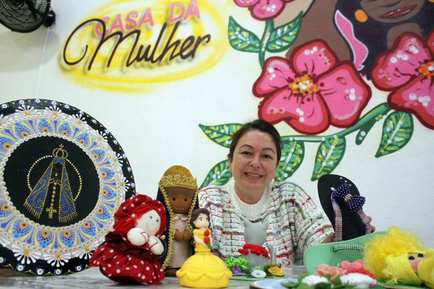 Entre os cursos estão manicure e pedicure e maquiagem