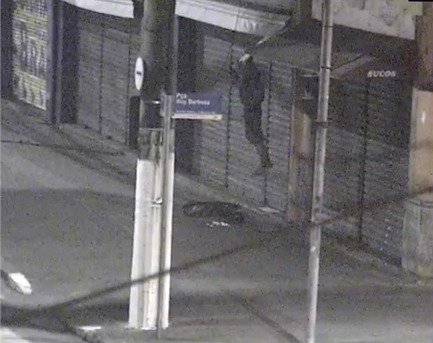 Câmeras flagram tentativa de furto em comércio