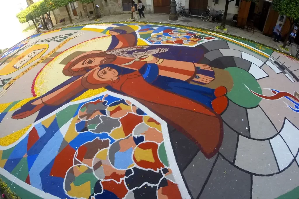 a data é celebrada 60 dias após a Páscoa e logo depois do Domingo de Pentecostes e da Festa da Santíssima Trindade