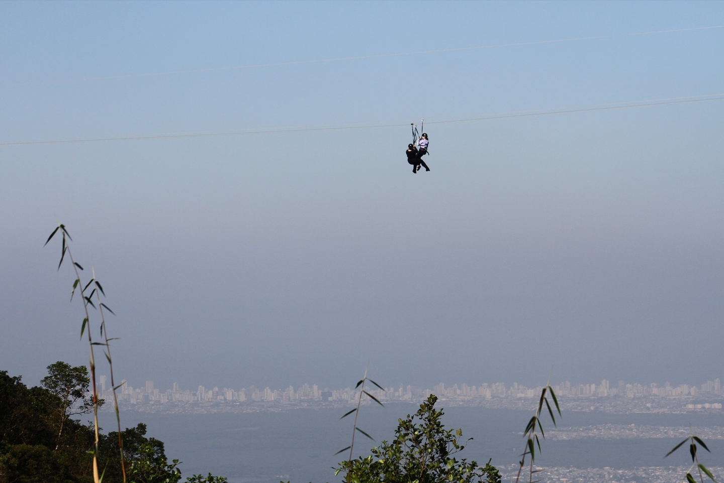 Profissionais saltaram de tirolesa no "Voo da Serra", lançado na manhã de quarta-feira (7), no Caminhos do Mar