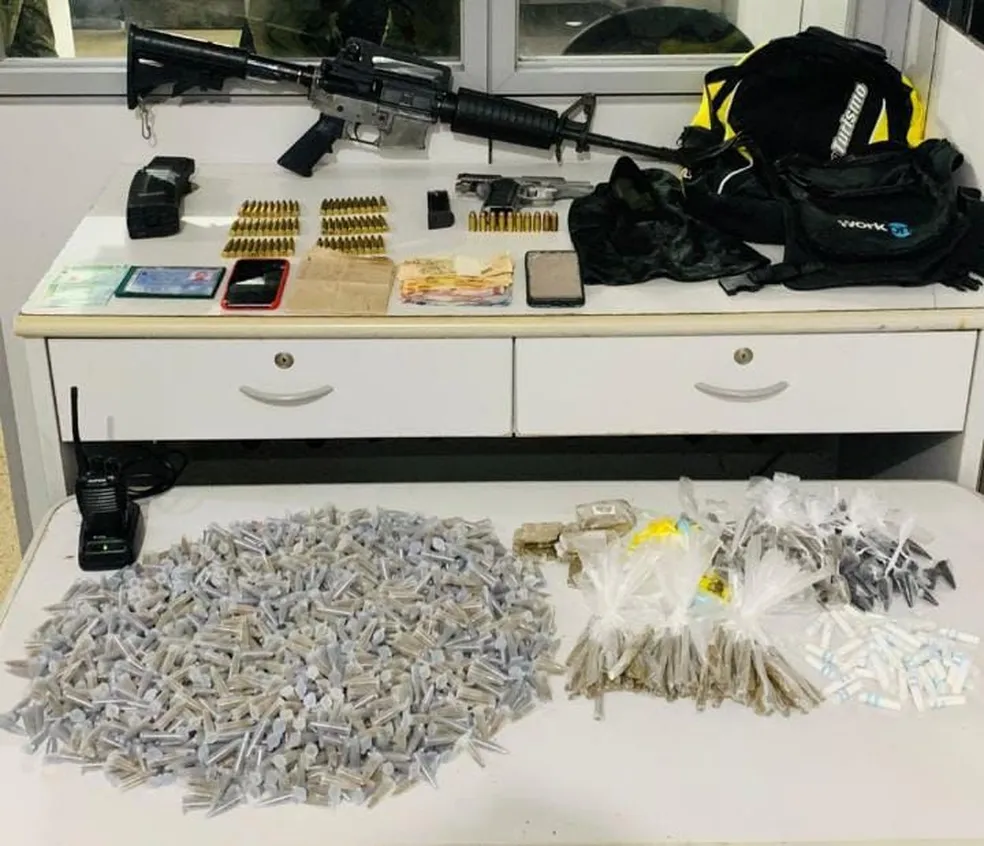Armas e drogas apreendidas em abordagem policias