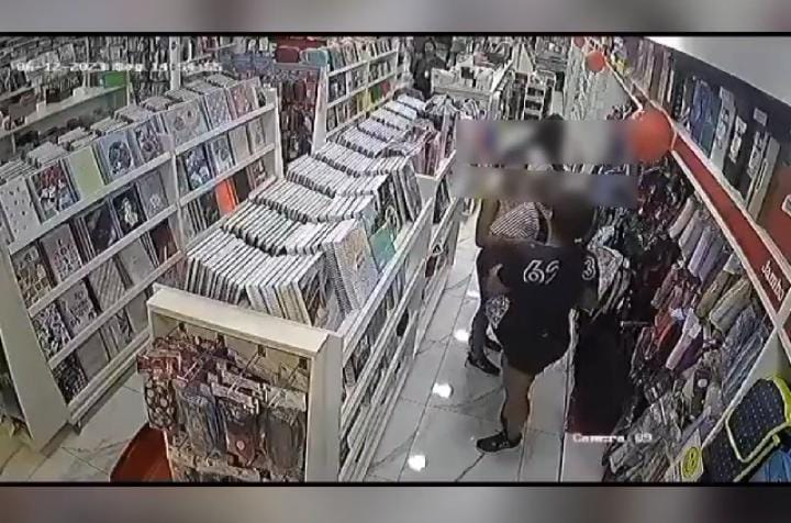 Mulheres furtam mochilas em papelaria