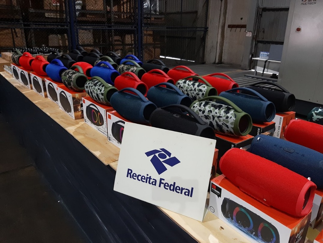 A comercialização de produtos falsificados viola os direitos autorais, causa danos ao erário e alimenta o crime organizado