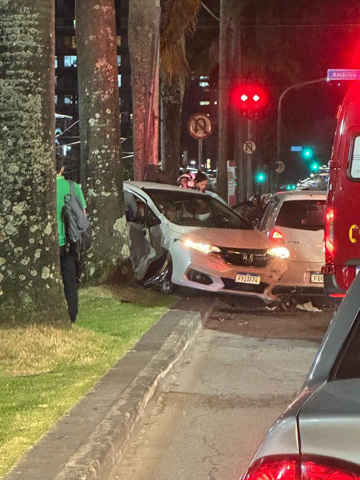 Veículos colidem em Santos