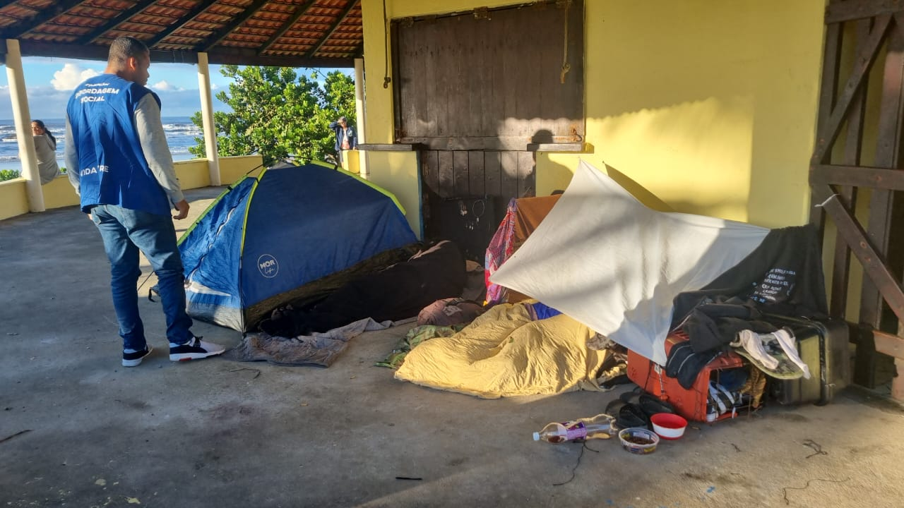 Praças públicas são os locais mais procurados por moradores de rua, à noite, nos bairros e centro de Itanhaém