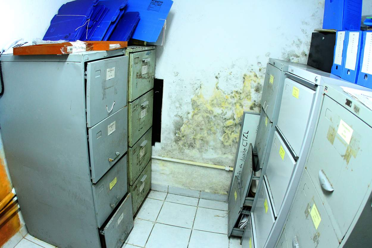 Documentos estão em arquivos velhos e colocados em ambientes cujas paredes têm infiltrações e bolor