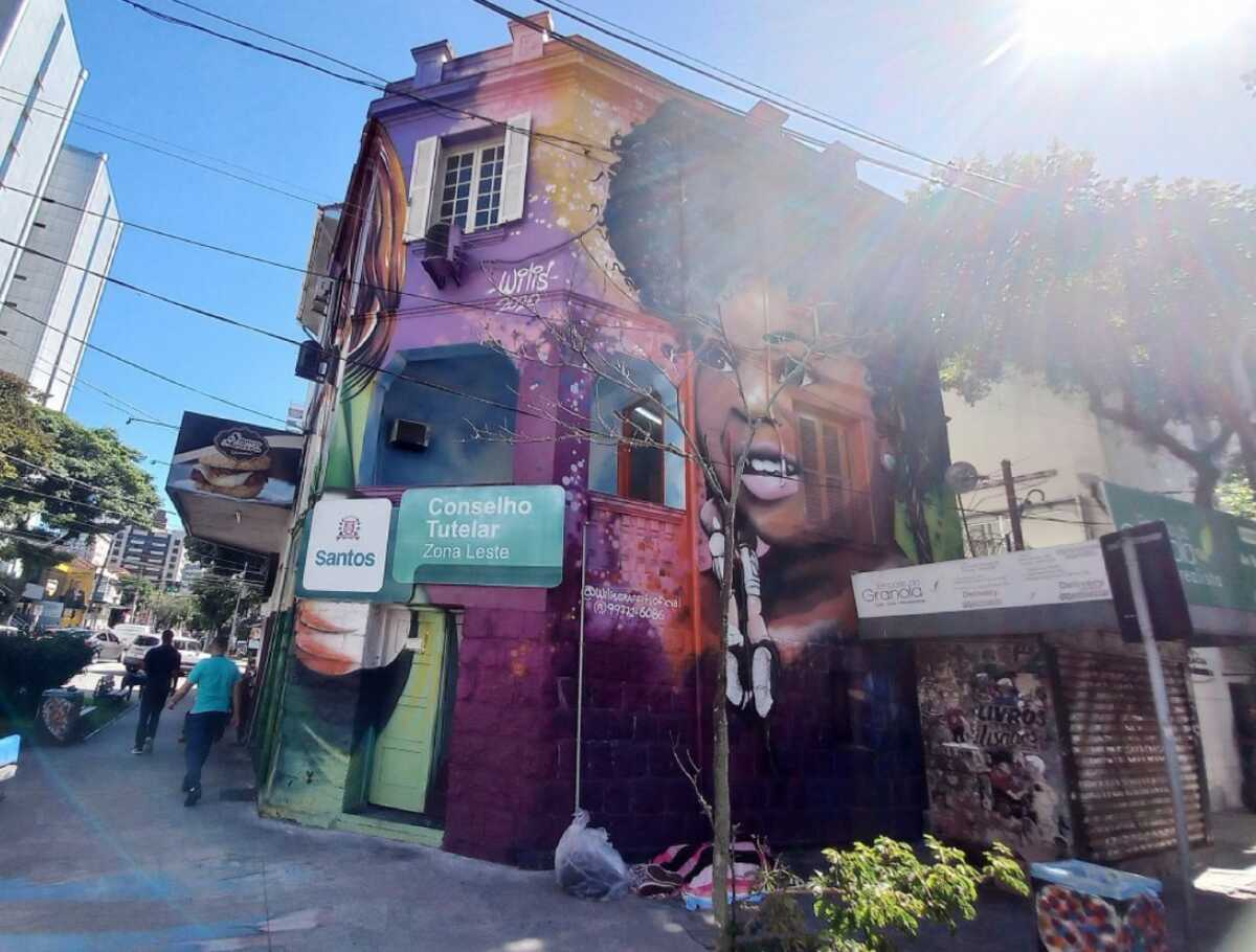 Profissional da limpeza tem que ficar num porão sob escada, dividindo espaço abafado com materiais