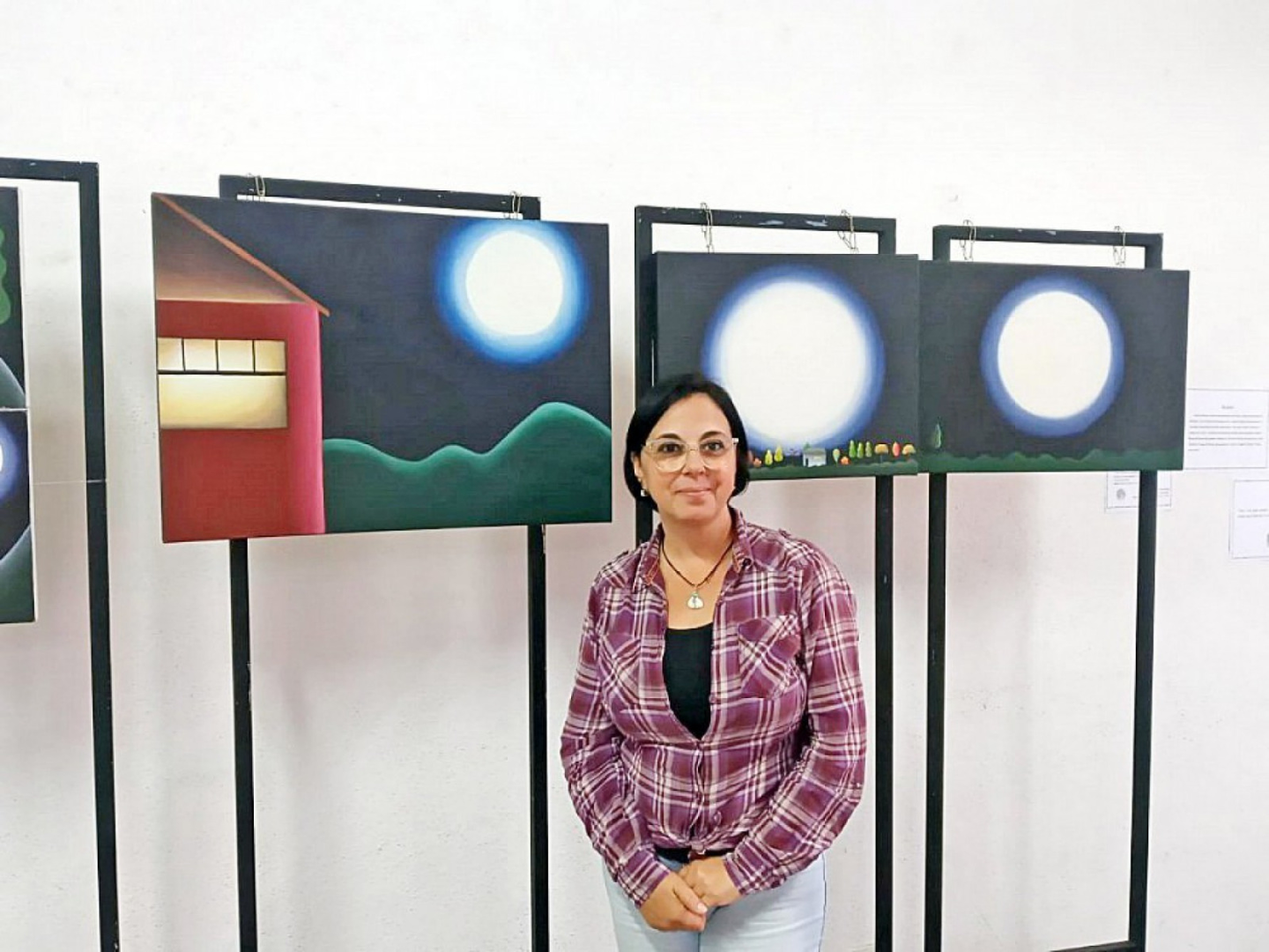 A artista conta que a ideia para pintar as telas começou a ser pensada sobre os efeitos da Lua