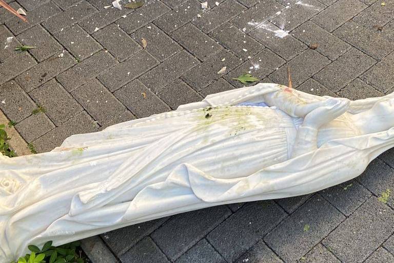 Imagem danificada de Nossa Senhora de Lourdes